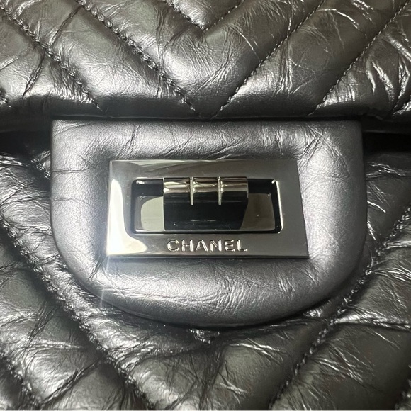 CHANEL So Black 2.55 Reissue 226 Chevron Flap Bag - Picture 10 of 13